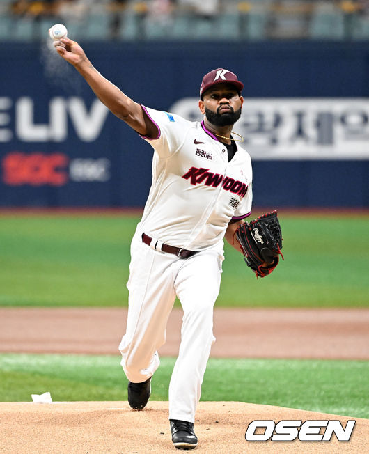 [OSEN=고척, 이대선 기자] 22일 서울 고척스카이돔에서 2026 신한 SOL KBO리그 키움 히어로즈와 삼성 라이온즈의 경기가 열렸다. 이날 키움은 알칸타라, 삼성은 김백산을 선발로 내세웠다. 1회초 무사에서 키움 선발투수 알칸타라가 역투하고 있다.. 2026.07.22 /sunday@osen.co.kr