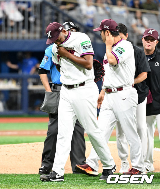[OSEN=고척, 이대선 기자] 22일 서울 고척스카이돔에서 2026 신한 SOL KBO리그 키움 히어로즈와 삼성 라이온즈의 경기가 열렸다. 이날 키움은 알칸타라, 삼성은 김백산을 선발로 내세웠다. 5회초 무사 1루에서 키움 알칸타라가 팔 통증을 호소하며 교체되고 있다. 2026.07.22 /sunday@osen.co.kr