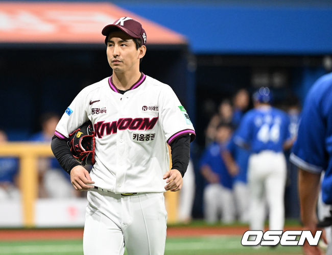 [OSEN=고척, 이대선 기자] 22일 서울 고척스카이돔에서 2026 신한 SOL KBO리그 키움 히어로즈와 삼성 라이온즈의 경기가 열렸다. 이날 키움은 알칸타라, 삼성은 김백산을 선발로 내세웠다. 7회초 2사 3루에서 키움 유토가 삼성 구자욱을 삼진으로 처리하고 더그아웃으로 가고 있다. 2026.07.22 /sunday@osen.co.kr