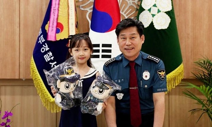 보이스피싱 범죄를 예방해 경찰로부터 감사장을 받은 뮤지컬 아역배우로 배리유(10)양. 사진 대구동부경찰서