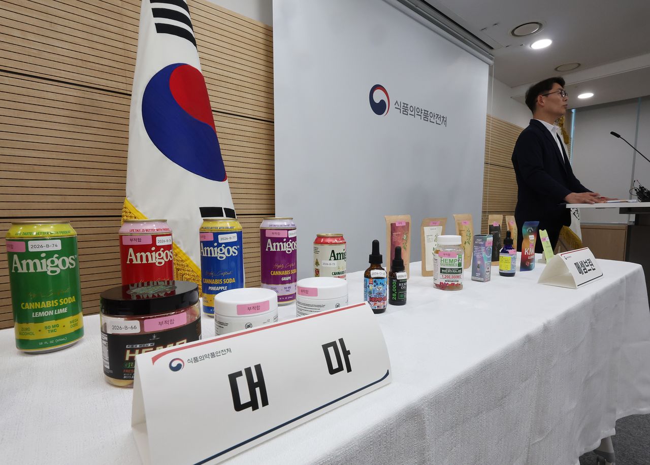 22일 오전 충북 청주시 식품의약품안전처 브리핑실에 마약류 함유 해외직구 식품 적발 제품들이 놓여 있다. 식약처는 대마성분(THC 등)과 메셈브린, 미트라지닌 등 마약류 성분이 검출된 젤리와 음료 22개 제품에 대해 국내 반입 차단 조치를 했다고 밝혔다. 뉴시스