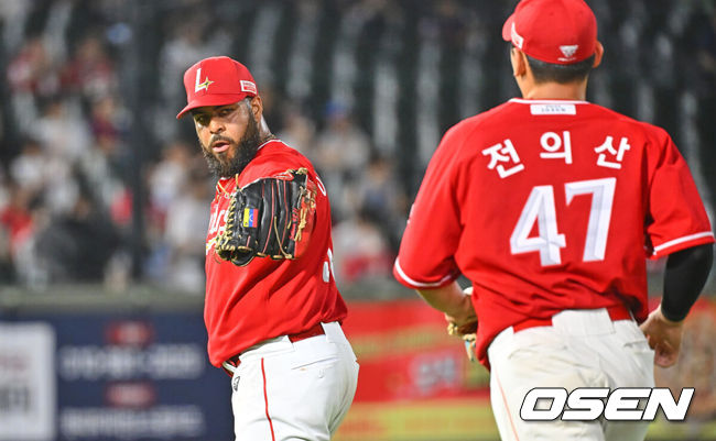 [OSEN=부산, 이석우 기자] 22일 부산 사직야구장에서 2026 신한 SOL KBO 리그 롯데 자이언츠와 SSG 랜더스의 경기가 열렸다. 홈팀 롯데는 박세웅이, 방문팀 SSG는 아빌라가 선발 출전했다.SSG 랜더스 아빌라가 5회말 2사 롯데 자이언츠 전민재의 1루 땅볼을 잡아 아웃시킨 전의산과 하이파이브를 하고 있다. 2026.07.22 / foto0307@osen.co.kr