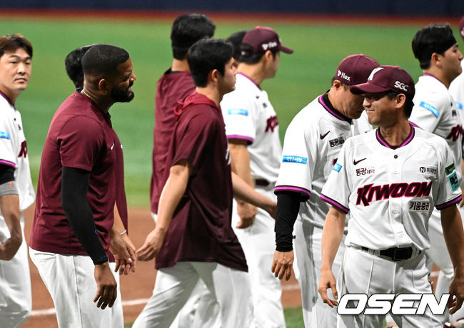 [OSEN=고척, 이대선 기자] 프로야구 키움 히어로즈가 외국인 투수 라울 알칸타라의 부상 변수에도 선두 삼성 라이온즈를 잡았다. 키움은 22일 고척돔에서 열린 2026 신한 SOL KBO리그 삼성 라이온즈와 홈경기에서 3-1 승리를 거뒀다. 이날 무실점 호투를 벌이던 선발 알칸타라가 팔꿈치 통증으로 인해 5회도 다 채우지 못하고 교체됐지만, 불펜진이 남은 이닝을 잘 막았다. 타선에서는 김웅빈이 솔로포를 날리면서 팀 승리를 이끌었다. 경기 종료 후 키움 알칸타라가 설종진 감독과 이야기를 나누고 있다. 2026.07.22 /sunday@osen.co.kr