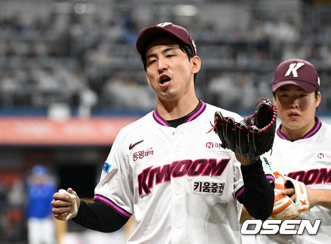 [OSEN=고척, 이대선 기자] 22일 서울 고척스카이돔에서 2026 신한 SOL KBO리그 키움 히어로즈와 삼성 라이온즈의 경기가 열렸다. 이날 키움은 알칸타라, 삼성은 김백산을 선발로 내세웠다. 8회초 수비를 마친 키움 유토가 더그아웃으로 가며 동료들과 환호하고 있다. 2026.07.22 /sunday@osen.co.kr