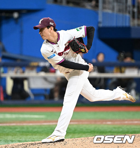 [OSEN=고척, 이대선 기자] 22일 서울 고척스카이돔에서 2026 신한 SOL KBO리그 키움 히어로즈와 삼성 라이온즈의 경기가 열렸다. 이날 키움은 알칸타라, 삼성은 김백산을 선발로 내세웠다. 7회초 무사 만루에서 키움 유토가 역투하고 있다. 2026.07.22 /sunday@osen.co.kr
