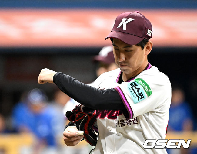 [OSEN=고척, 이대선 기자] 22일 서울 고척스카이돔에서 2026 신한 SOL KBO리그 키움 히어로즈와 삼성 라이온즈의 경기가 열렸다.이날 키움은 알칸타라, 삼성은 김백산을 선발로 내세웠다. 8회초 수비를 마친 키움 유토가 더그아웃으로 가며 동료들과 환호하고 있다. 2026.07.22 /sunday@osen.co.kr