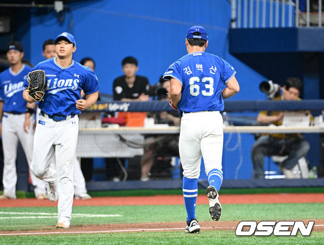 [OSEN=고척, 이대선 기자] 22일 서울 고척스카이돔에서 2026 신한 SOL KBO리그 키움 히어로즈와 삼성 라이온즈의 경기가 열렸다.이날 키움은 알칸타라, 삼성은 김백산을 선발로 내세웠다.5회말 1사 1,2루에서 삼성 김백산이 마운드를 내려가고 있다. 2026.07.22 /sunday@osen.co.kr