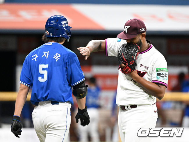 [OSEN=고척, 이대선 기자] 22일 서울 고척스카이돔에서 2026 신한 SOL KBO리그 키움 히어로즈와 삼성 라이온즈의 경기가 열렸다.이날 키움은 알칸타라, 삼성은 김백산을 선발로 내세웠다.3회초 2사 3루에서 키움 알칸타라가 삼성 구자욱을 외야플라이로 처리하고 격려하고 있다. 2026.07.22 /sunday@osen.co.kr