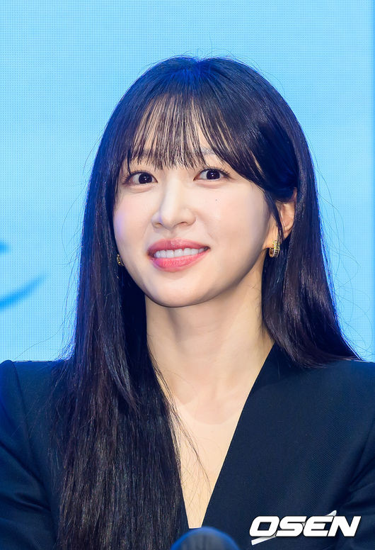 [OSEN=박준형 기자] 22일 서울 신도림 디큐브시티 더세인트 웨딩홀에서 KBS 2TV새 주말드라마‘사랑이 온다’ 제작발표회가 진행됐다.오는 25일 첫 방송되는 '사랑이 온다'(극본이경희, 연출 홍석구)는 깨진 가족의 파편을 다시 모아 세상에서 가장 따뜻한 인생 한 상을 차려가는 두 남녀의 이야기를 담은 패밀리 레시피 드라마로 이날 행사에는 배우 하석진과 안희연, 박유나, 배정남, 권해효, 윤유선, 류승수, 진경 등이 참석했다.배우 안희연이 미소 짓고 있다    2026.07.22 / soul1014@osen.co.kr