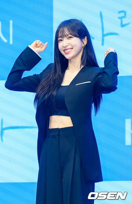 [OSEN=박준형 기자] 22일 서울 신도림 디큐브시티 더세인트 웨딩홀에서 KBS 2TV새 주말드라마‘사랑이 온다’ 제작발표회가 진행됐다.오는 25일 첫 방송되는 '사랑이 온다'(극본이경희, 연출 홍석구)는 깨진 가족의 파편을 다시 모아 세상에서 가장 따뜻한 인생 한 상을 차려가는 두 남녀의 이야기를 담은 패밀리 레시피 드라마로 이날 행사에는 배우 하석진과 안희연, 박유나, 배정남, 권해효, 윤유선, 류승수, 진경 등이 참석했다.배우 안희연이 포즈를 취하고 있다.    2026.07.22 / soul1014@osen.co.kr