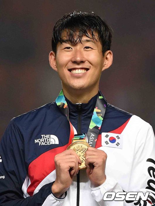 [OSEN=보고르(인도네시아), 이대선 기자] 시작은 미약했지만 그 끝은 창대했다.김학범호의 와일드 카드 공격수 황의조(감바 오사카)에게 꼭 어울리는 문구다.김학범 감독이 이끄는 아시안게임 남자 축구대표팀은 1일(한국시간) 밤 인도네시아 보고르 파칸사리 스타디움서 열린 2018 자카르타-팔렘방 아시안게임 남자 축구 결승전서 일본과 연장 혈투 끝에 2-1로 승리했다. 연장 전반 3분 이승우의 천금 선제골과 연장 전반 11분 황희찬의 결승골을 더해 금메달을 확정지었다.경기 후 한국 와일드카드 조현우-손흥민-황의조가 금메달엘 깨물고 있다.한국 손흥민이 금메달을 들고 포즈를 취하고 있다./ sunday@osen.co.kr