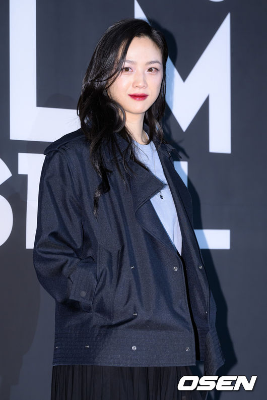 [OSEN=이대선 기자] 25일 오후 서울 용산 CGV아이파크몰에서 제12회 마리끌레르 영화제 개막식이 열렸다.이날 배우 탕웨이, 배두나, 김우빈, 임지연, 김도연, 노상현, 강승호, 권해효, 오민애, 쿠리하라 하야토, 히다카 유키토와 정의제, 현재연, 정민규가 참석해 자리를 빛냈다.배우 탕웨이가 포토타임을 가지고 있다. 2025.04.25 /sunday@osen.co.kr