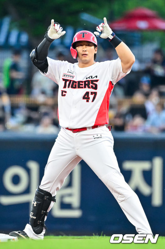 [OSEN=광주, 민경훈 기자] 4일 광주 기아 챔피언스필드에서 2026 신한 SOL KBO 리그 KIA 타이거즈와 롯데 자이언츠의 경기가 열렸다.이날 KIA는 시라카와, 롯데는 박세웅을 선발로 내세웠다.2회말 KIA 선두타자로 나온 나성범이 좌익수 왼쪽 2루타를 때린 후 2루에서 기뻐하고 있다. 2026.06.04 / rumi@osen.co.kr