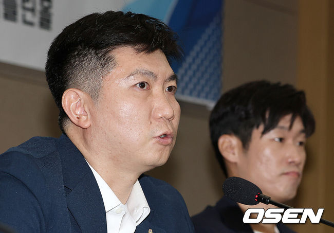 [OSEN=이대선 기자] 6일 오후 서울 올림픽파크텔에서 K-축구 혁신위원회 출범식이 열렸다.최휘영 문체부 장관과 박지성 FIFA 위원이 공동위원장을 맡고 축구·체육계 인사들이 참여하는 혁신위원회는 한국 축구의 구조적 문제를 진단하고 거버넌스 개선, 유소년 육성, 첨단 기술 도입 등 중장기 발전 방안을 마련할 계획이다.유승민 대한체육회 회장이 모두발언을 하고 있다. 2026.07.06 /sunday@osen.co.kr