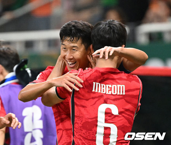  [OSEN=과달라하라(멕시코), 이대선 기자] 12일 (한국시간) 멕시코 에스타디오 과달라하라에서 2026 국제축구연맹(FIFA) 북중미 월드컵 A조 조별리그 1차전 대한민국과 체코의 경기가 열렸다.대표팀은 체코전을 시작으로 19일 개최국 멕시코와 같은 장소에서 격돌한 뒤, 25일 몬테레이 BBVA 스타디움에서 남아프리카공화국과 최종전을 치른다.후반 황인범이 동점골을 넣고 기뻐하고 있다.2026.06.12 /sunday@osen.co.kr