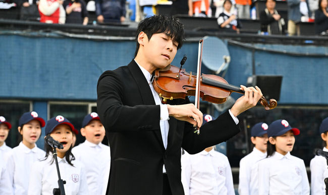 [OSEN=잠실, 박준형 기자] 3일 오후 서울 잠실구장에서 ‘2026 신한은행 SOL Bank KBO리그’ 두산 베어스와 한화 이글스의 경기가 진행됐다.이날 두산은 플렉센을, 한화는 에르난데스를 선발투수로 내세웠다.  경기 앞서 바이올리니스트 대니구가 애국가를 연주하고 있다.    2026.04.02 / soul1014@osen.co.kr