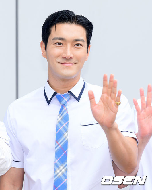 [OSEN=이대선 기자] 3일 경기 JTBC 스튜디오 일산에서 JTBC 예능프로그램 '아는 형님' 녹화가 진행됐다.이날 데뷔 20주년을 맞은 슈퍼주니어가 3년 만에 JTBC 예능프로그램 '아는 형님'에 출연했다.슈퍼주니어 최시원이 포토타임을 가지고 있다. 2025.07.03 /sunday@osen.co.kr