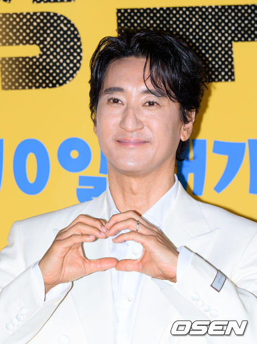 [OSEN=이대선 기자] 29일 오후 서울 CGV 용산아이파크몰에서 영화 '현상수배' 언론 배급시사회가 열렸다.'현상수배'는 자신과 똑같이 생긴 범죄자 ‘철구’ 때문에 뜻밖의 소동에 휘말린 소시민 ‘현준’이 경찰과 공조해 쫓고 쫓기는 추격전에 뛰어들게 되는 도플갱어 공조 코미디다.배우 신현준이 포토타임을 가지고 있다. 2026.05.29 /sunday@osen.co.kr