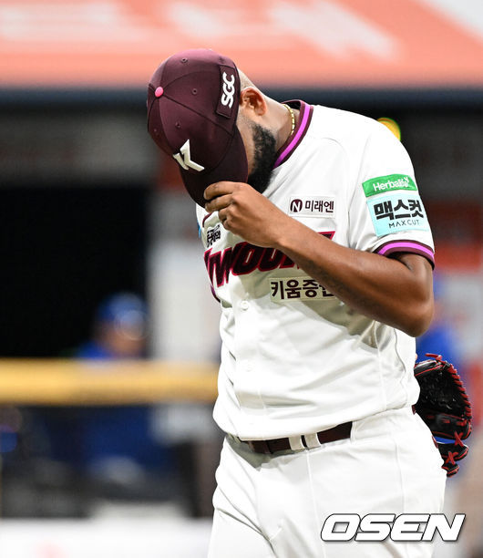 [OSEN=고척, 이대선 기자] 22일 서울 고척스카이돔에서  2026 신한 SOL KBO리그 키움 히어로즈와 삼성 라이온즈의 경기가 열렸다.이날 키움은 알칸타라, 삼성은 김백산을 선발로 내세웠다.5회초 무사 1루에서 키움 알칸타라가 팔 통증을 호소하며 교체되고 있다. 2026.07.22 /sunday@osen.co.kr