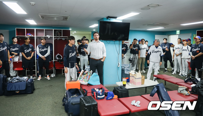 [OSEN=광주, 박준형 기자] 23일 오후 광주시 북구 광주기아챔피언스필드에서 2026 신한 SOL KBO리그 KIA 타이거즈와 한화 이글스의 경기가 진행됐다.이날 KIA는 시라카와를, 한화는 왕옌청을 선발투수로 내세웠다.경기 앞서 한화 새로운 외국인 투수 브루스 짐머맨이 상견례를 갖고 인사를 하고 있다. 2026.07.23 / soul1014@osen.co.kr
