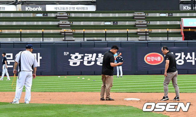 [OSEN=수원, 이대선 기자] 23일 수원KT위즈파크에서 2026 신한 SOL KBO리그 KT 위즈와 두산 베어스의 경기가 열렸다.이날 경기는 22일에 이어 그라운드 사정으로 취소됐다.경기에 앞서 KBO 심판진이 그라운드 상태를 살피고 있다. 2026.07.23 /sunday@osen.co.kr