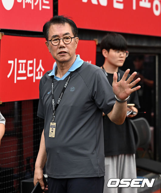 [OSEN=수원, 이대선 기자] 23일 수원KT위즈파크에서 2026 신한 SOL KBO리그 KT 위즈와 두산 베어스의 경기가 열렸다.이날 경기는 22일에 이어 그라운드 사정으로 취소됐다.김시진 경기감독관이 취재진과 이야기를 나누고 있다. 2026.07.23 /sunday@osen.co.kr