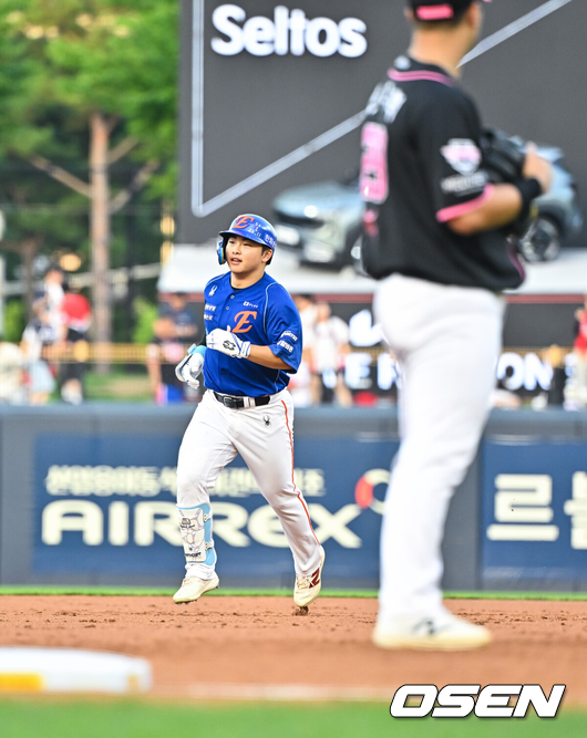 [OSEN=광주, 박준형 기자] 23일 오후 광주시 북구 광주기아챔피언스필드에서 2026 신한 SOL KBO리그 KIA 타이거즈와 한화 이글스의 경기가 진행됐다.이날 KIA는 시라카와를, 한화는 왕옌청을 선발투수로 내세웠다.3회초 1사 1루 한화 문현빈이 2점 홈런을 날리고 베이스를 돌고 있다 2026.07.23 / soul1014@osen.co.kr