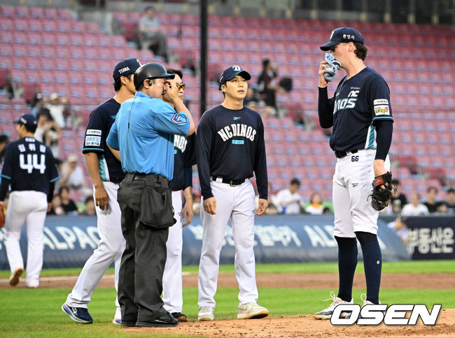 [OSEN=잠실, 이대선 기자] 23일 서울 잠실야구장에서 2026 신한 SOL KBO리그 LG 트윈스와 NC 다이노스의 경기가 열렸다.이날 LG는 웰스, NC는 테일러를 선발로 내세웠다.3회말 2사 만루에서 LG 구본혁의 타구를 맞은 NC 테일러가 트레이너와 이야기를 나누고 있다. 2026.07.23 /sunday@osen.co.kr