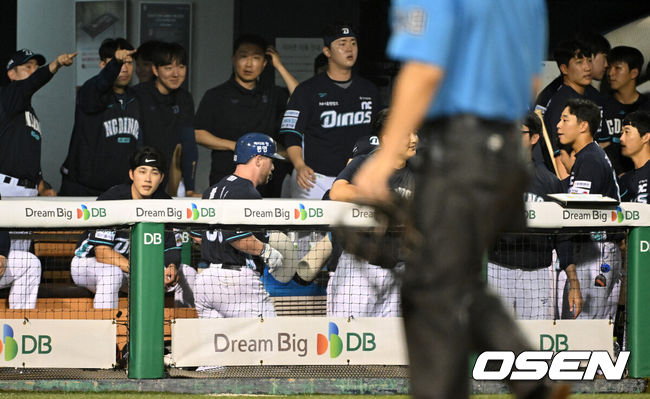 [OSEN=잠실, 이대선 기자] 23일 서울 잠실야구장에서 2026 신한 SOL KBO리그 LG 트윈스와 NC 다이노스의 경기가 열렸다.이날 LG는 웰스, NC는 테일러를 선발로 내세웠다.5회초 2사 2,3루에서 NC 블레인이 우월 스리런 홈런을 치고 더그아웃에서 동료들에게 무관심 세리머니를 받고 있다. 2026.07.23 /sunday@osen.co.kr