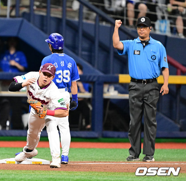 [OSEN=지형준 기자] 23일 오후 서울 고척스카이돔에서 2026 신한 SOL KBO리그 키움 히어로즈와 삼성 라이온즈의 경기가 열렸다.이날 키움은 하영민, 삼성은 양창섭을 선발로 내세웠다.5회초 1사 3루에서 삼성 김성윤이 최형우의 1루 라인드라이브에 포스아웃 당하며 아쉬워하고 있다. 2026.07.23 / jpnews@osen.co.kr