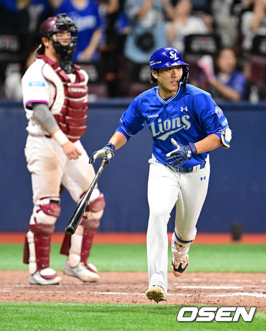 [OSEN=지형준 기자] 23일 오후 서울 고척스카이돔에서 2026 신한 SOL KBO리그 키움 히어로즈와 삼성 라이온즈의 경기가 열렸다.이날 키움은 하영민, 삼성은 양창섭을 선발로 내세웠다.연장 11회초 1사 2,3루에서 삼성 이재현이 우익수 희생플라이를 날리고 있다. 2026.07.23 / jpnews@osen.co.kr