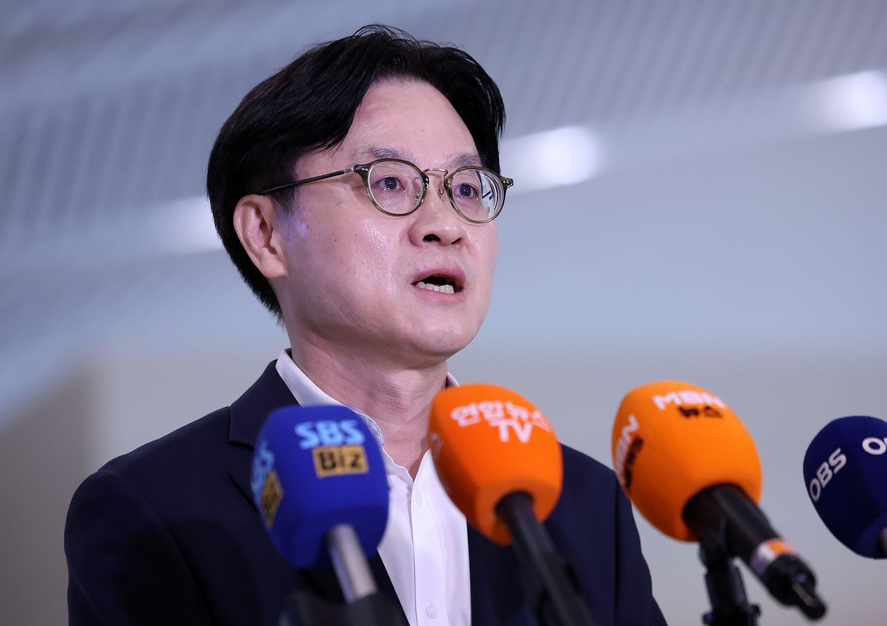 김정관 산업통상부 장관이 22일 인천국제공항 제2여객터미널을 통해 미국 워싱턴으로 출국하기 전 취재진 질문에 답하고 있다. 뉴스1