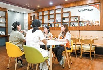 유씨 모녀가 월드비전 송파종합사회복지관에서 월드비전 직원들과 이야기를 나누는 모습.