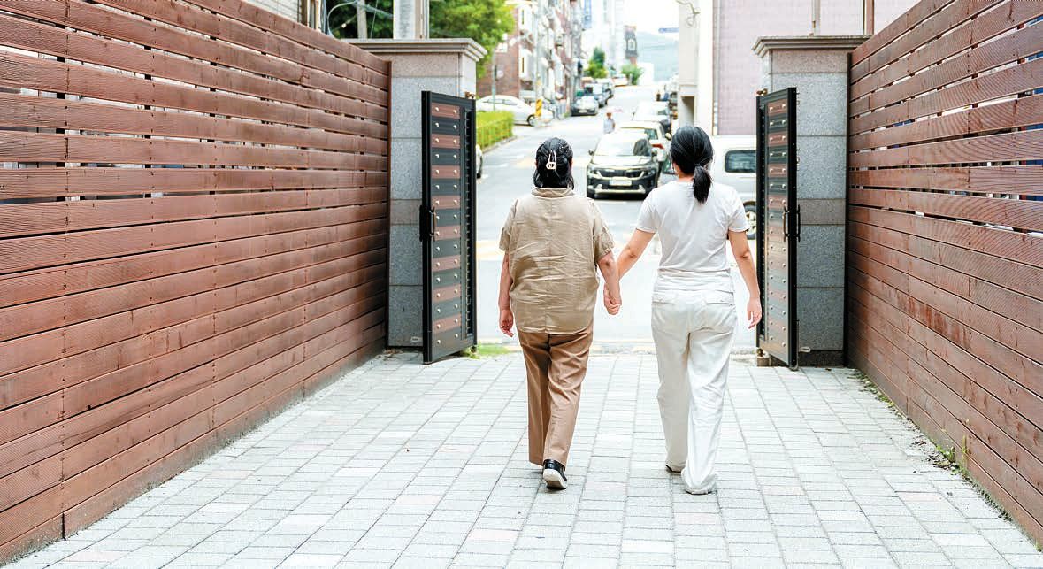 국제구호개발 NGO 월드비전은 가족돌봄청(소)년을 대상으로 ‘가족여행 지원사업’을 운영하고 있다. 사진은 가족여행 지원사업 지원을 받아 지난 5월 제주도로 2박 3일 생애 첫 가족여행을 다녀온 유민지(가명)씨 모녀. [사진 월드비전]