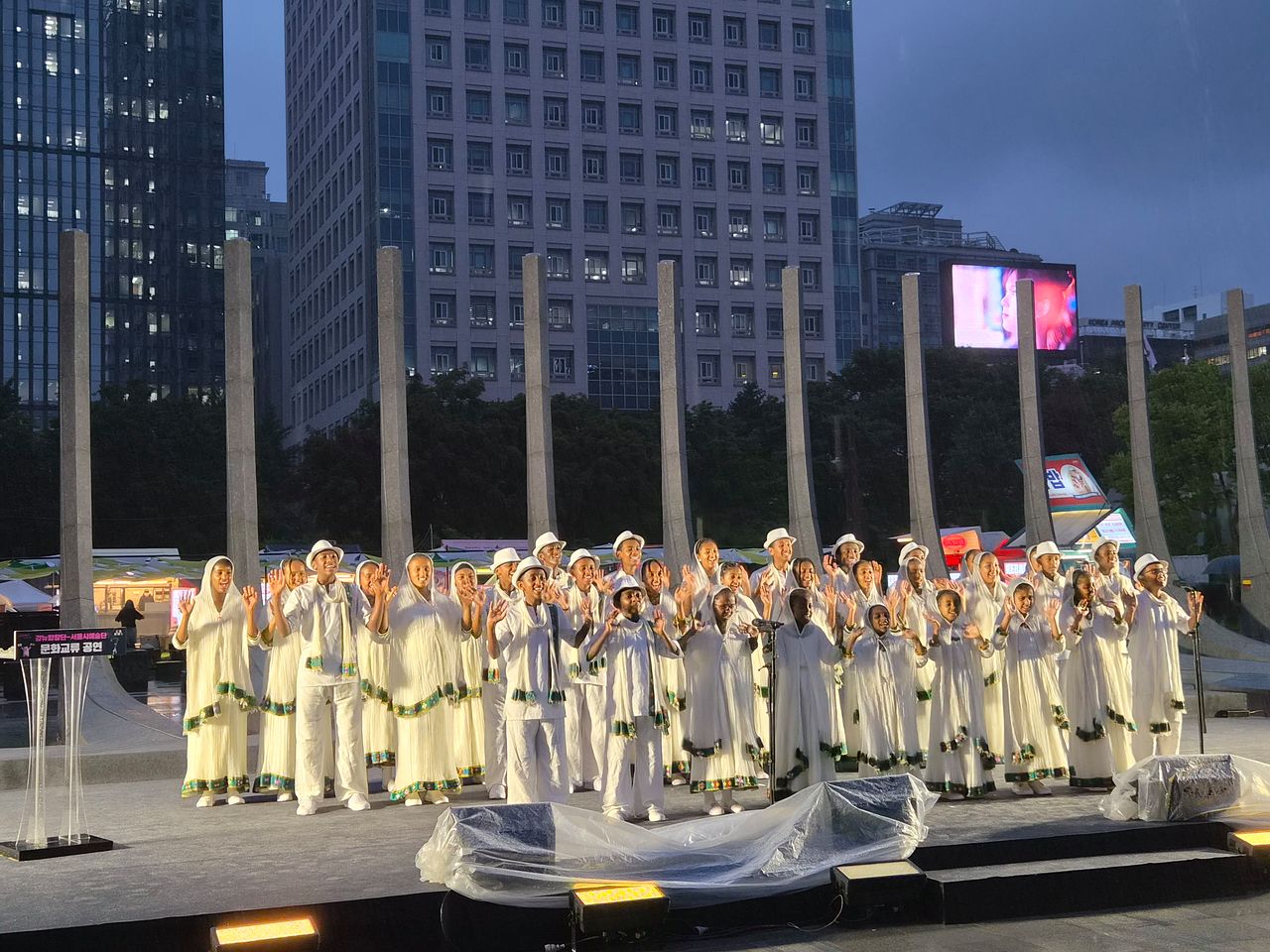 22일 서울 광화문광장 감사의 정원에서 열린 ‘그날의 용기, 오늘의 노래’ 행사에서 에티오피아 강뉴 합창단이 한국어로 노래하고 있다. [사진 서울시]