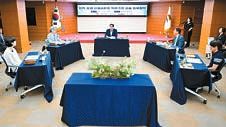 초록우산, 경북 김천시, 한국도로공사, 푸드팩토리, 카카오 관계자들이 업무협약을 맺고 있다.