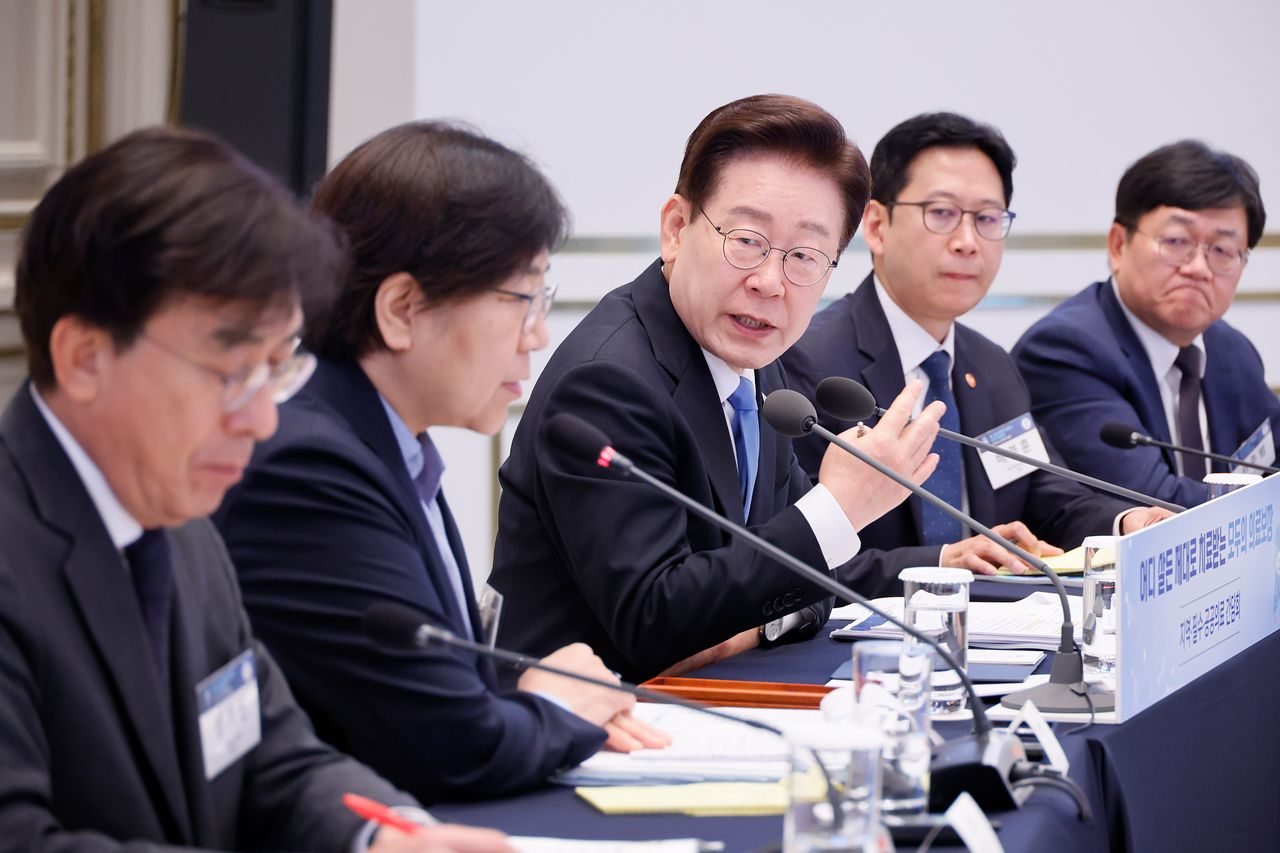 이재명 대통령이 22일 청와대에서 열린 ‘지역·필수·공공의료 간담회’에서 정은경 보건복지부 장관과 이야기하고 있다. 왼쪽부터 정기현 의료혁신위원회 위원장, 정 장관, 이 대통령, 배경훈 부총리 겸 과학기술정보통신부 장관, 서준범 국가AI전략위원회 의료소그룹 위원장. [청와대사진기자단]