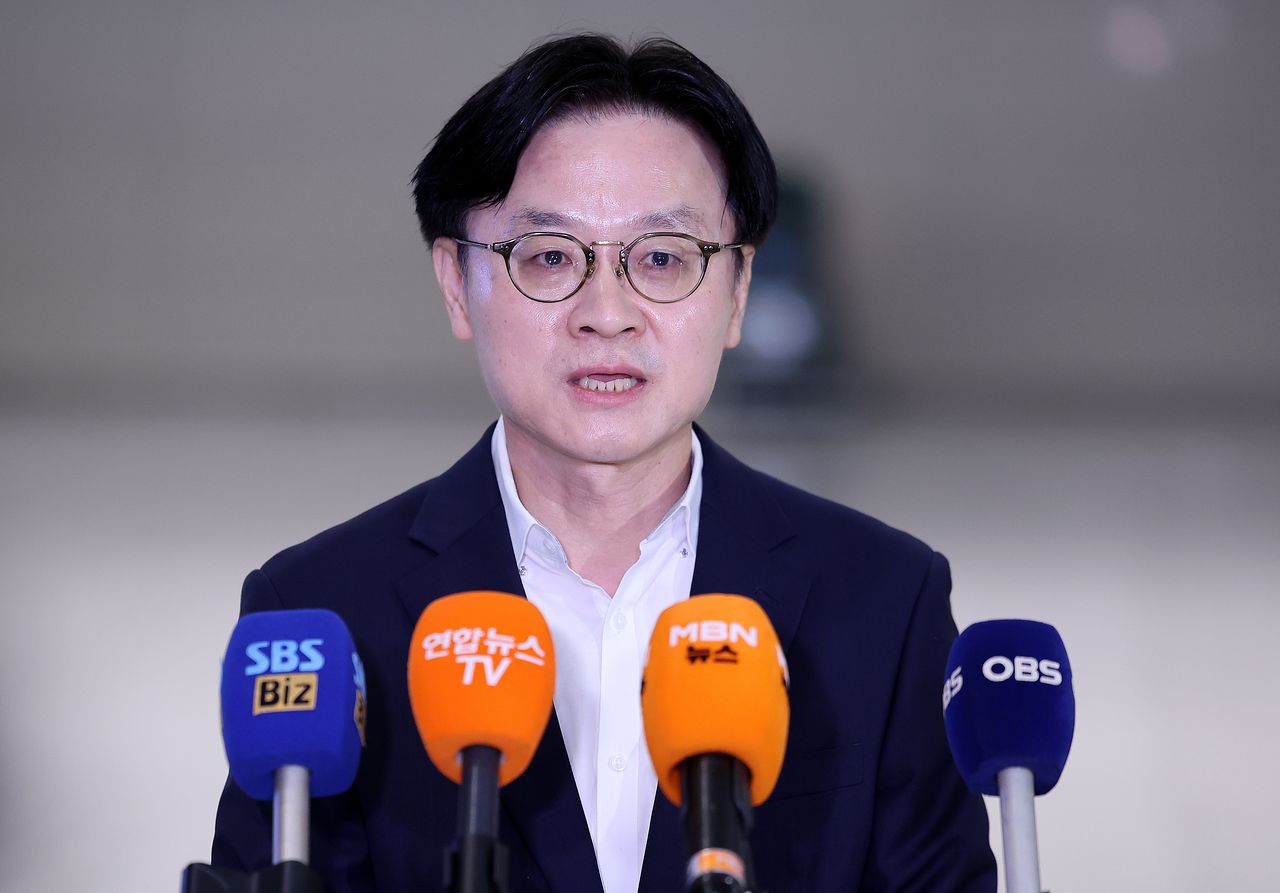 김정관 산업통상부 장관이 22일 인천국제공항 제2여객터미널을 통해 미국으로 출국하기 전 취재진 질문에 답하고 있다. 뉴스1