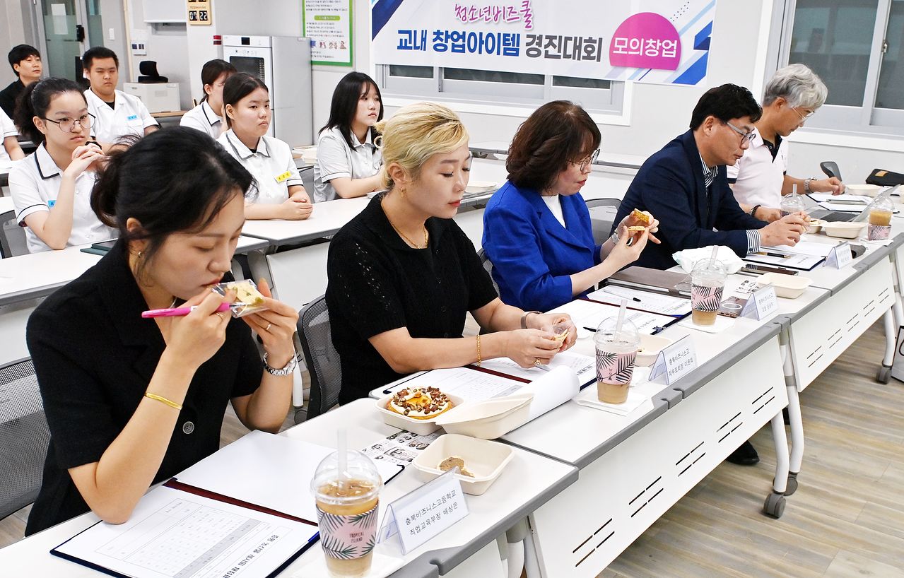 지난 20일 충북 증평군 충북비즈니스고에서 학생들이 요리법을 개발해 발표하는 '증평 농산물 레시피 챌린지'에서 심사위원들이 음식을 평가하고 있다. 김성태 객원기자