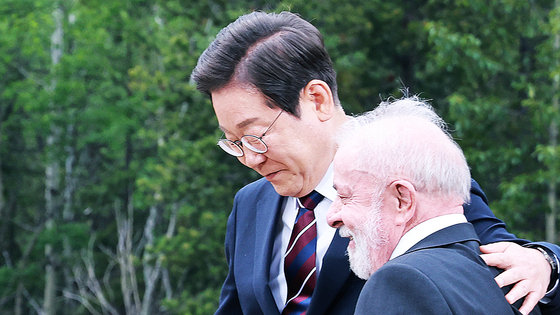 이재명 대통령이 지난해 6월 17일(현지시간) 캐나다 앨버타주 카나나스키스 주요 7개국(G7) 정상회의장에서 기념 단체 사진을 촬영한 뒤 루이스 이나시우 룰라 다시우바 브라질 대통령과 인사를 하고 있다. [청와대사진기자단]