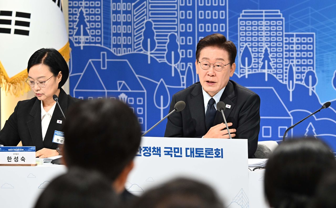 이재명 대통령이 지난 23일 서울 여의도 KBS에서 열린 부동산정책 국민 대토론회에서 발언을 하고 있다. 청와대사진기자단 
