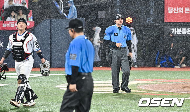 [OSEN=수원, 박준형 기자] 21일 오후 수원 KT위즈파크에서 열린 2026 신한 SOL KBO리그 KT 위즈와 두산 베어스의 경기가 진행됐다.이날 경기 KT는 오원석을, 두산은 벤자민을 선발투수로 내세웠다. 우천으로 경기가 중단되고 있다.     2026.07.21 / soul1014@osen.co.kr