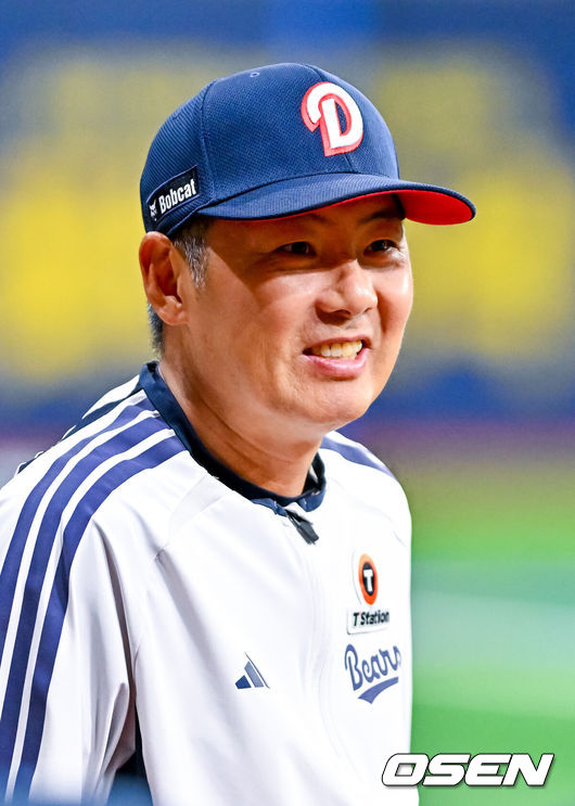[OSEN=고척, 박준형 기자] 5일 오후 서울 고척스카이돔에서 2026 신한 SOL KBO리그 키움 히어로즈와 두산 베어스의 경기가 열렸다.이날 키움은 김윤하를, 두산은 최민석을 선발투수로 내세웠다.경기 앞두고 두산 김원형 감독이 미소 짓고 있다. 2026.07.05 / soul1014@osen.co.kr