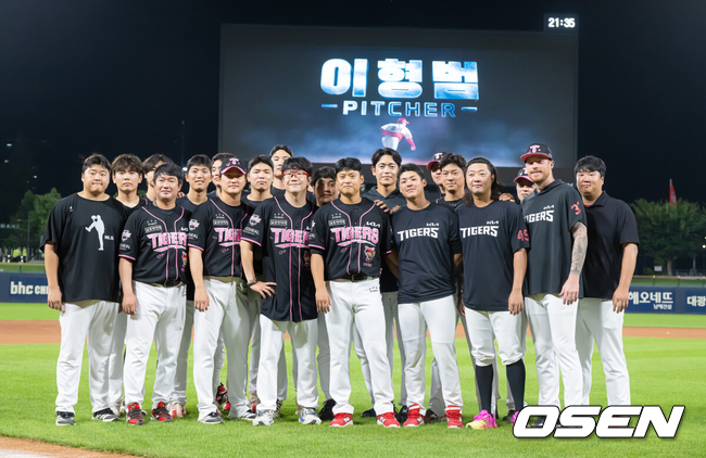 [OSEN=광주, 박준형 기자] 한화 이글스가 위닝시리즈를 따냈다. 23일 광주-기아 챔피언스필드에서 열린 2026 신한은행 SOL KBO리그 KIA 타이거즈와의 팀간 12차전을 9-3로 승리했다. 선발 왕옌칭이 7이닝 2실점 호투를 펼쳤다. 문현빈의 10호 투런홈런, 페라자의 3타점 활약에 힘입어 2연승을 올렸다.  KIA는 마운드, 타격, 수비 모두 흔들리며 2연패를 당했다. 경기종료 후 한화 하주석과 맞트레이드 된 KIA 이형범이 KIA 동료들과 포즈를 취하고 있다. 2026.07.23 / soul1014@osen.co.kr