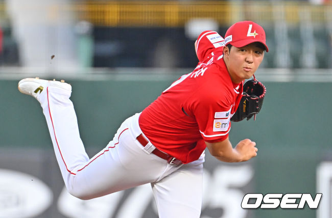 [OSEN=부산, 이석우 기자] 23일 부산 사직야구장에서 2026 신한 SOL KBO 리그 롯데 자이언츠와 SSG 랜더스의 경기가 열렸다. 홈팀 롯데는 로드리게스가, 방문팀 SSG는 김민준이 선발 출전했다.SSG 랜더스 선발 투수 김민준이 역투하고 있다. 2026.07.23 / foto0307@osen.co.kr