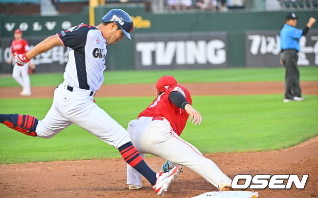 [OSEN=부산, 이석우 기자] 23일 부산 사직야구장에서 2026 신한 SOL KBO 리그 롯데 자이언츠와 SSG 랜더스의 경기가 열렸다. 홈팀 롯데는 로드리게스가, 방문팀 SSG는 김민준이 선발 출전했다.롯데 자이언츠 전준우가 2회말 1사 1루 3루수 병살을 치고 아웃되고 있다. 2026.07.23 / foto0307@osen.co.kr