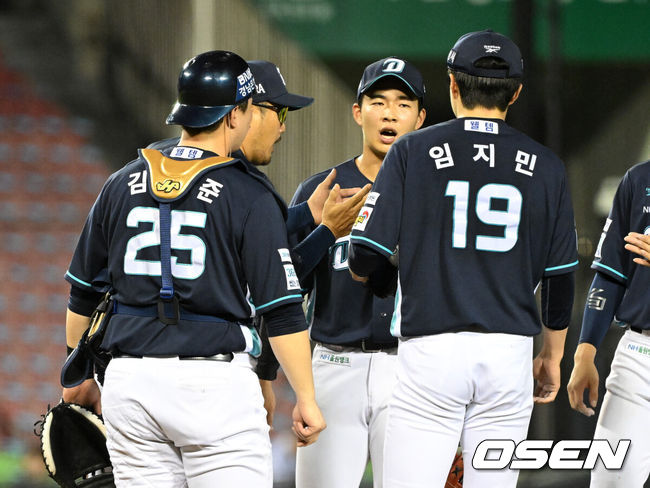[OSEN=잠실, 이대선 기자] 23일 서울 잠실야구장에서 2026 신한 SOL KBO리그 LG 트윈스와 NC 다이노스의 경기가 열렸다.이날 LG는 웰스, NC는 테일러를 선발로 내세웠다.9회말 2사 1루에서 마운드를 방문한 NC 이호준 감독이 선수들과 이야기를 나누고 있다. 2026.07.23 /sunday@osen.co.kr