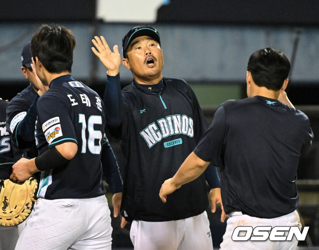 [OSEN=잠실, 이대선 기자] NC는 23일 서울 잠실구장에서 열린 2026KBO리그LG와 경기에서 7-5로 승리했다.LG는 7연패 수렁에 빠졌다.경기 종료 후 NC 이호준 감독이 선수들과 승리의 기쁨을 나누고 있다. 2026.07.23 /sunday@osen.co.kr