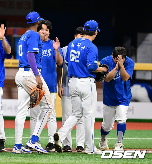 [OSEN=지형준 기자] 프로야구 삼성 라이온즈가 연장 혈투 끝에 주중 3연전 위닝 시리즈를 챙겼다.삼성은 23일 서울 고척스카이돔에서 열린 ‘2026 신한은행 SOL Bank KBO리그’ 키움 히어로즈와의 경기에서 연장 11회 승부 끝에 3-1로 승리했다. 이날 승리로 주중 3연전 위닝시리즈를 가져오며 1위 자리를 굳건히 했다.경기를 마치고 삼성 김재윤이 동료선수들과 승리를 기뻐하고 있다. 2026.07.23 / jpnews@osen.co.kr