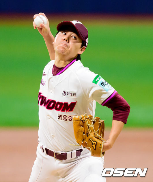 [OSEN=지형준 기자] 23일 오후 서울 고척스카이돔에서 2026 신한 SOL KBO리그 키움 히어로즈와 삼성 라이온즈의 경기가 열렸다.이날 키움은 하영민, 삼성은 양창섭을 선발로 내세웠다.1회초 키움 하영민이 역투하고 있다. 2026.07.23 / jpnews@osen.co.kr